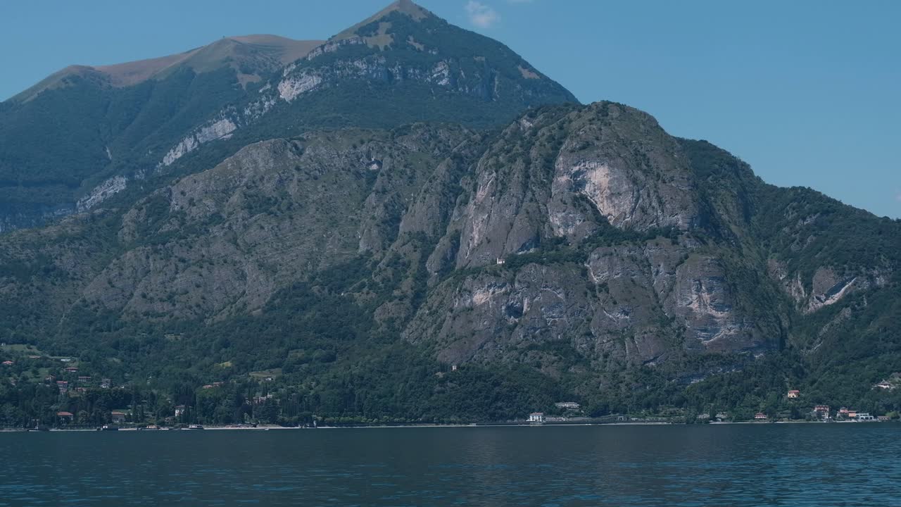 paisaje de montaña y lago