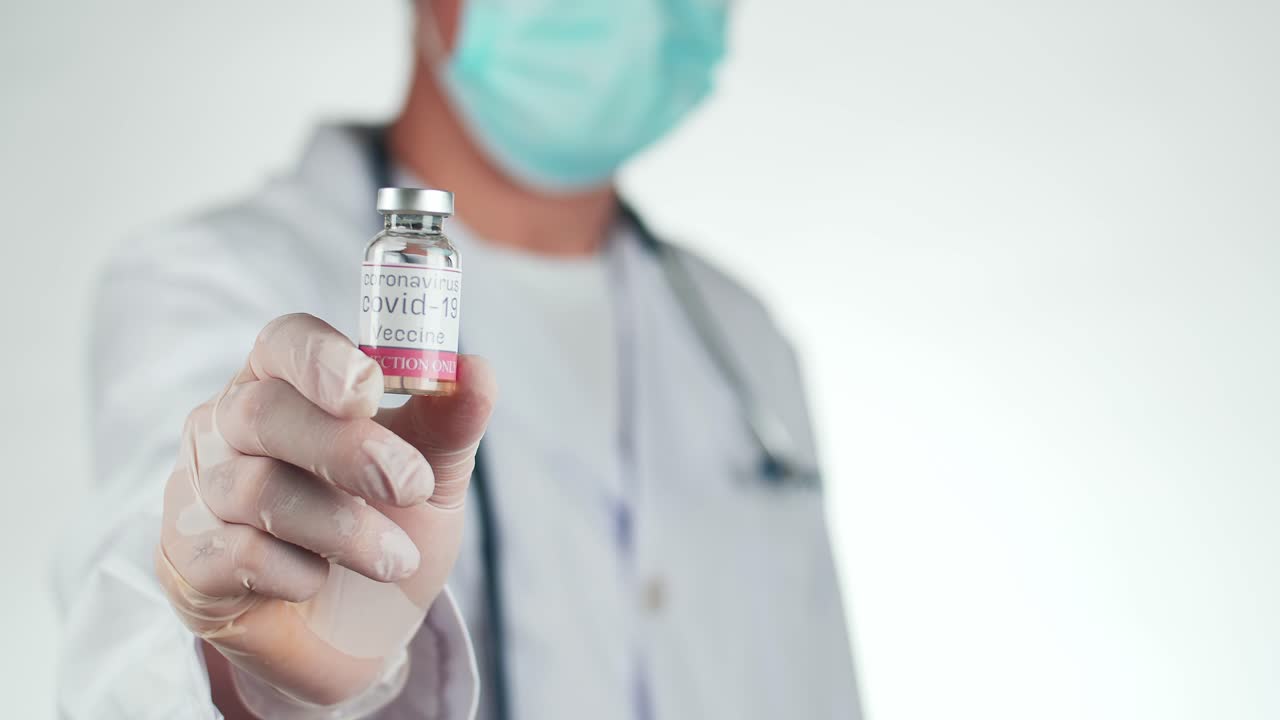 médico con un vial de la vacuna contra el covid-19