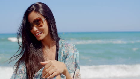 Una-Chica-Bonita-Y-Sonriente-En-La-Playa-Lleva-Gafas-De-Sol