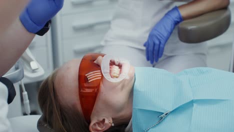 procedimiento de blanqueo de dientes en el dentista