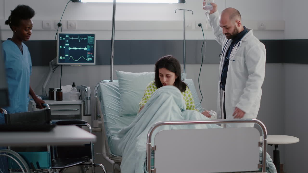 médico terapeuta analizando el pulso cardíaco durante una consulta médica en la sala del hospital