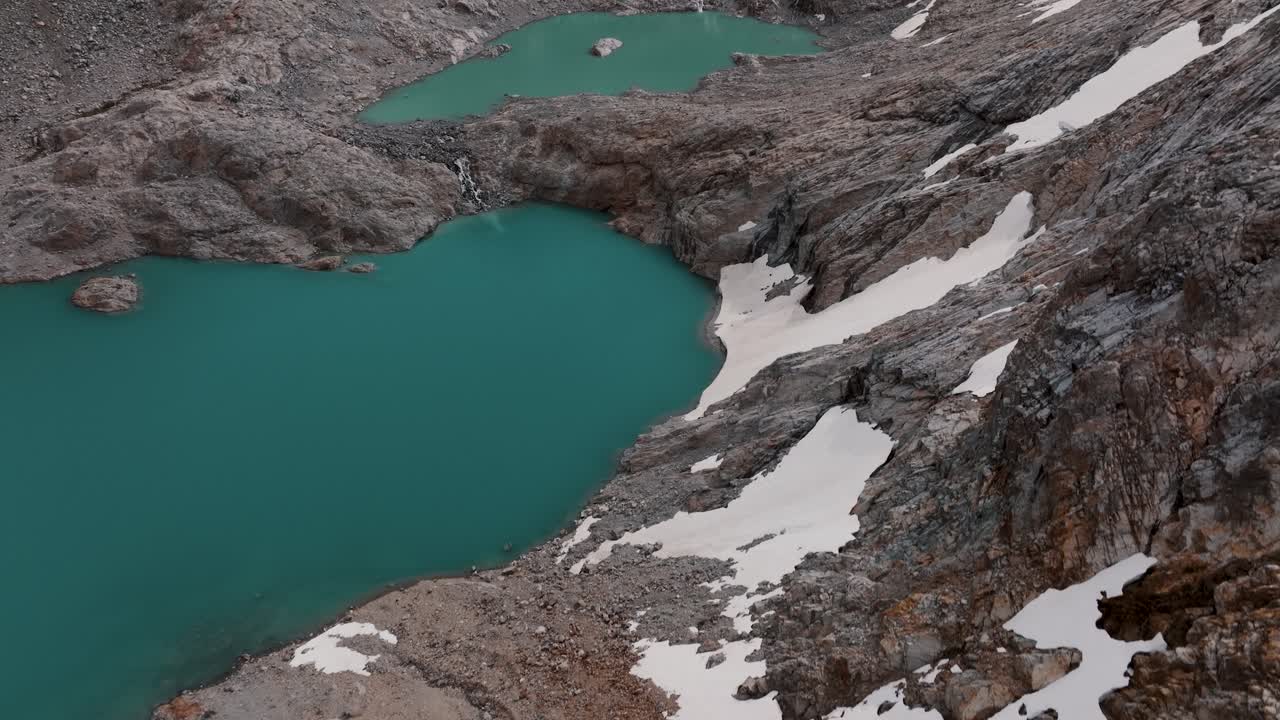 una vista de las montañas rocosas en la laguna de los tres caminata en el chalten, patagonia, argentina, américa del sur