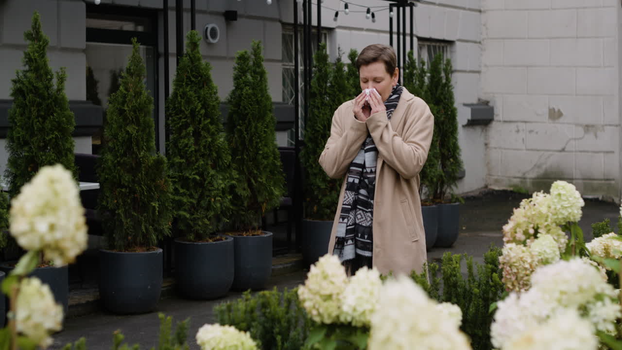 거리에서 알레르기가 있는 사람