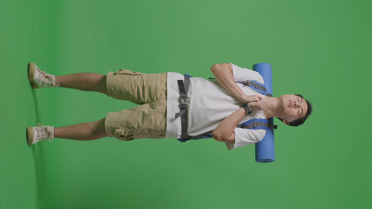 excursionista cansado en la pantalla verde