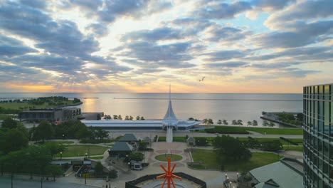 Video-De-Un-Dron-Tomado-Del-Centro-De-Milwaukee,-Descendiendo-Por-La-Avenida-E-Wisconsin,-Mirando-El-Amanecer-Sobre-El-Lago-Michigan