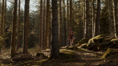 Junge-Touristin,-Die-An-Felsen-Im-Wald-Vorbeigeht