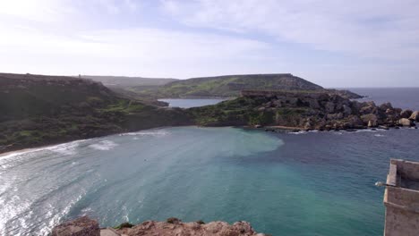 Pequeña-Ruina-Situada-En-Un-Acantilado-Con-Vistas-A-Una-Playa-De-Malta-Y-Que-Ofrece-Vistas-Panorámicas