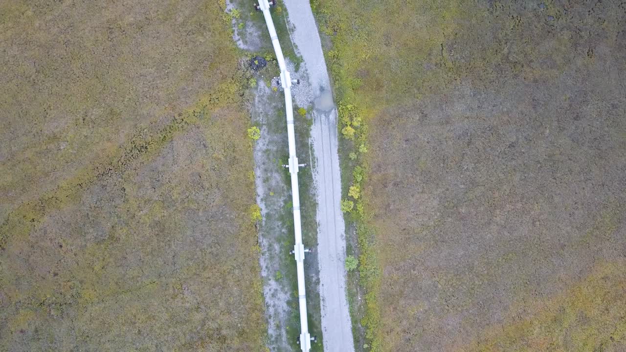 oleoducto en alaska - vista aérea de drones de arriba hacia abajo
