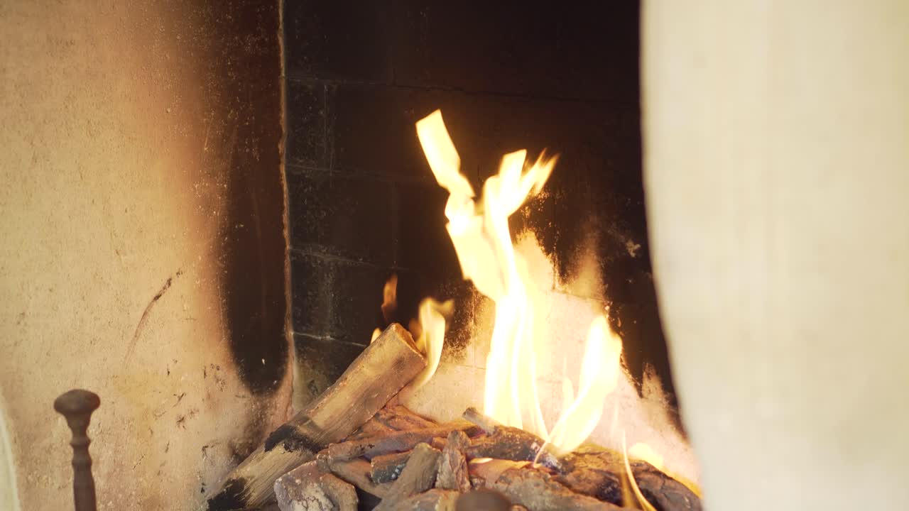 아래로 기울어 편안한 전통 스타일의 집 벽난로 연소