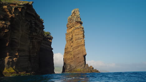 Toma-En-Cámara-Lenta-De-Hermosos-Acantilados-De-La-Costa-Tropical-Desde-El-Nivel-Del-Mar