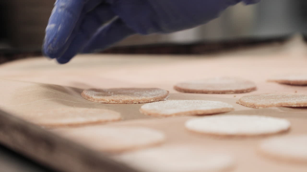 galletas con molde circular perfecto colocadas en una bandeja en la fábrica de panadería