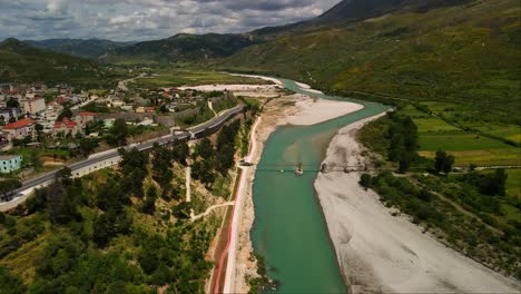 Toma-Aérea-De-Residencial-En-La-Ciudad-De-Tepelena,-Albania