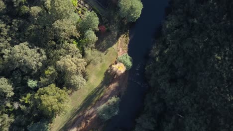 Fluss,-Der-Durch-Das-Bergtal-Fließt