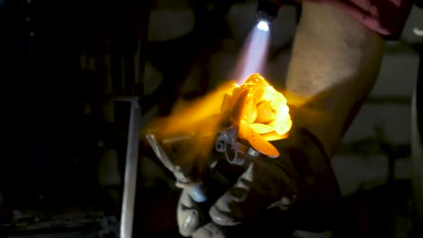 creando una rosa de metal con una antorcha