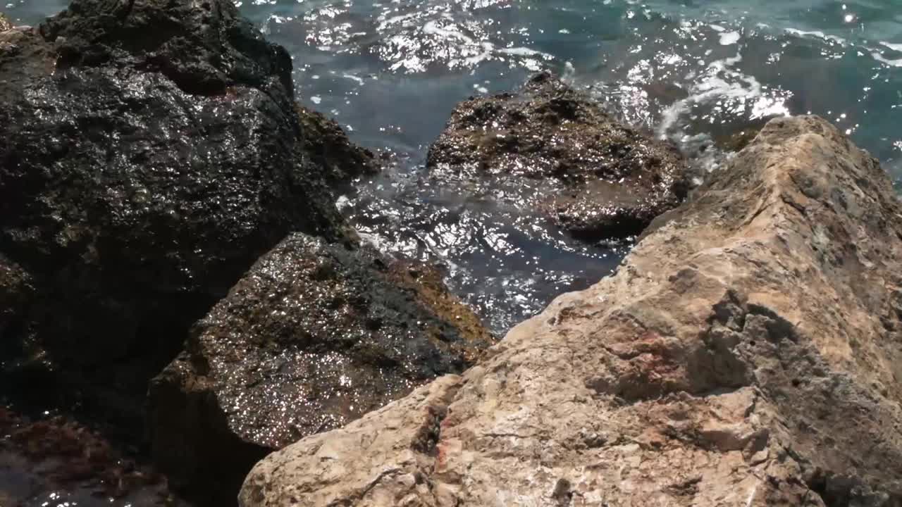 Su una costa rocciosa del mare