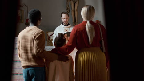 familia en la iglesia el domingo