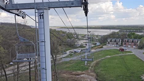 grafton skytour in illinois met een prachtig uitzicht terug naar het ticketkantoor, met uitzicht op de mississippi rivier, usa