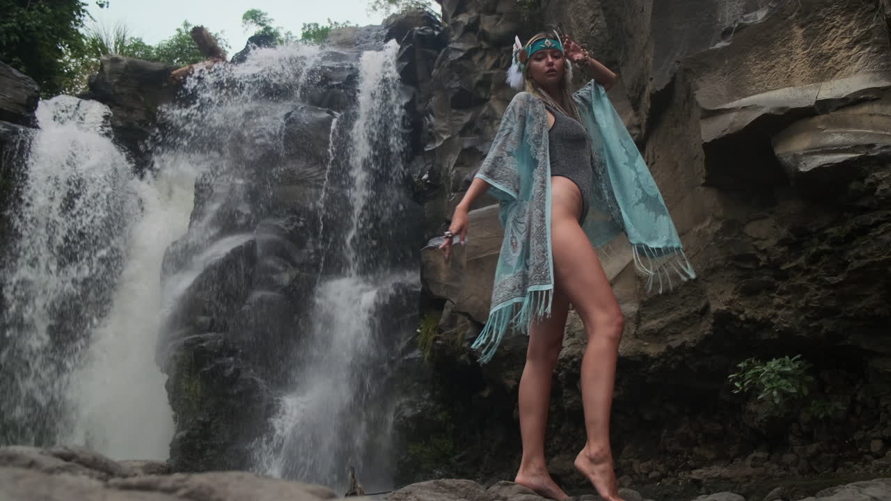 mujer cerca de la cascada