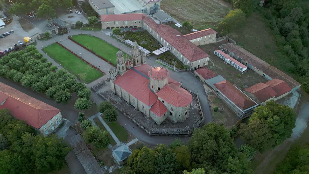excepcional vista aérea del templo de los milagros y los edificios circundantes