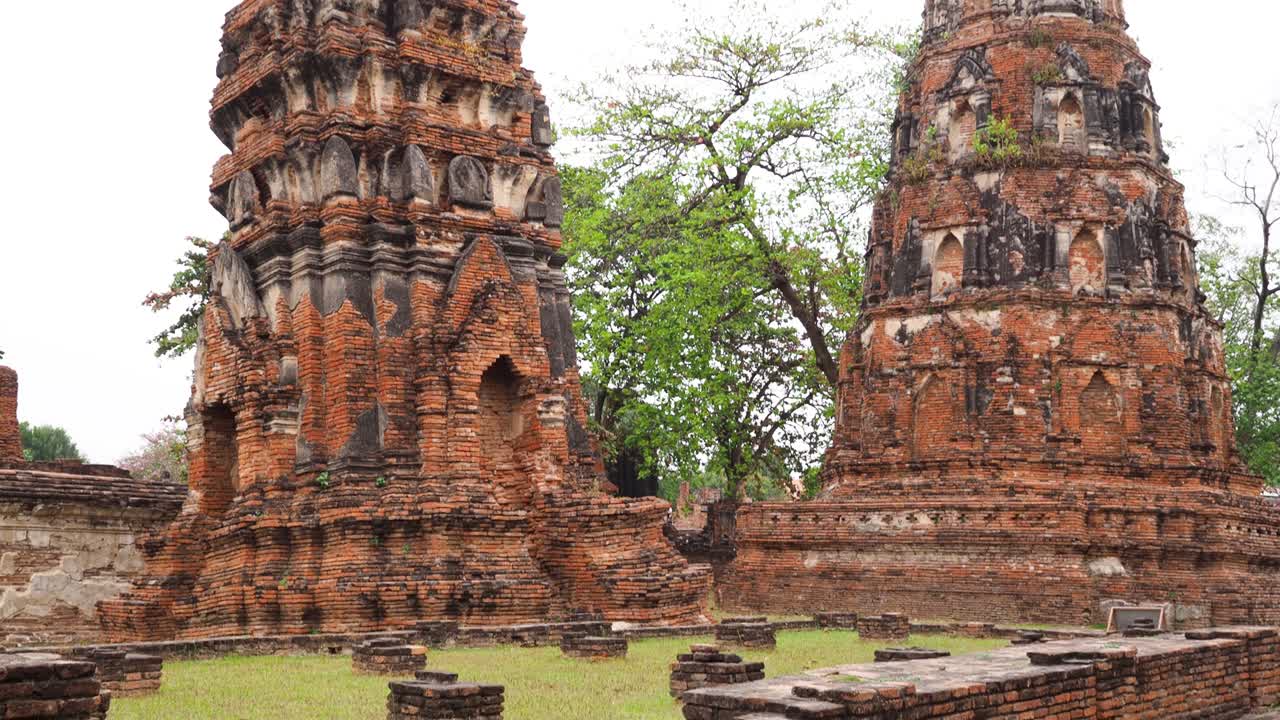 pagodas históricas de ladrillo con vegetación circundante