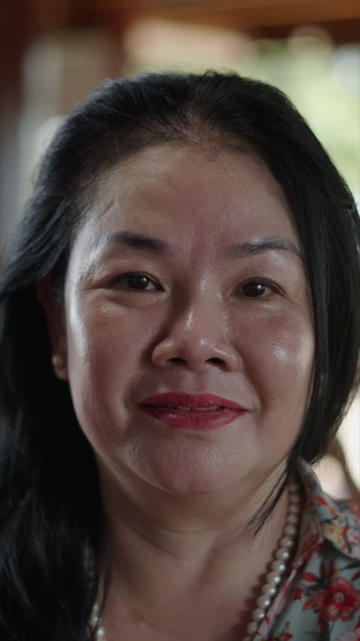 미소 짓는 중년 여성의 초상화