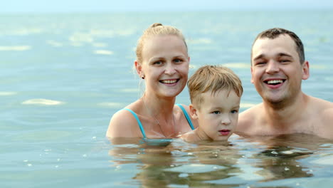 Glückliche-Dreiköpfige-Familie-Im-Meer