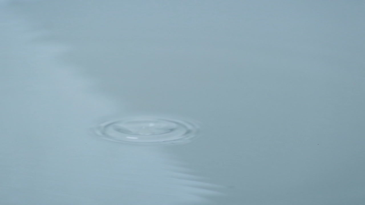 las gotas de agua en la piscina hacen un efecto de onda en la superficie