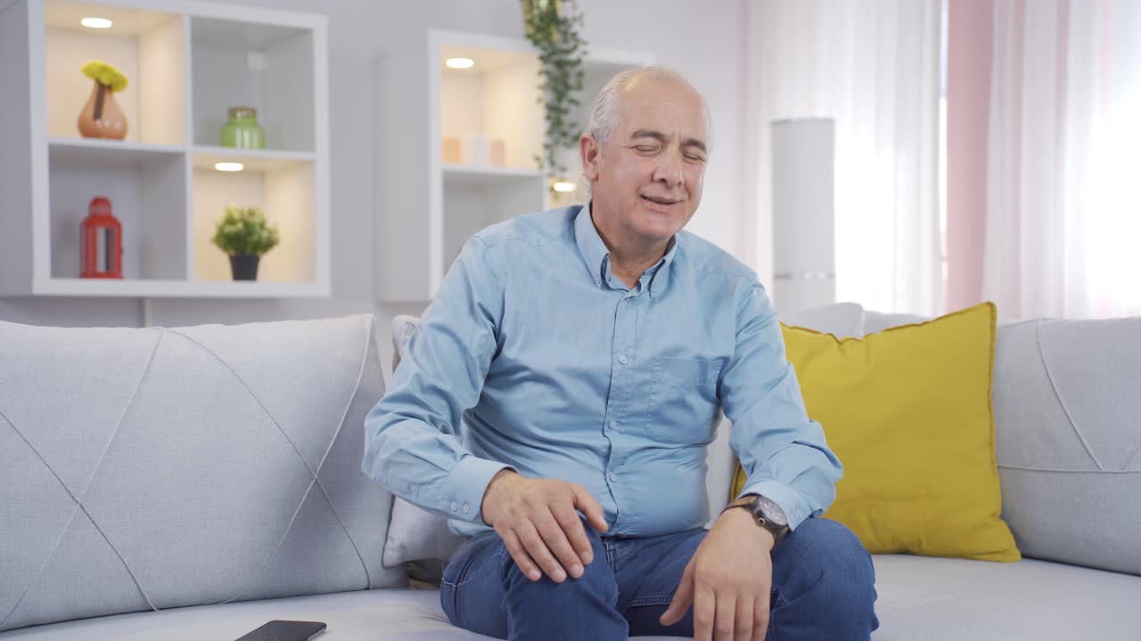 Anziano positivo, felice e sorridente