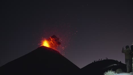 masywna erupcja wulkanu fuego w nocy z widzami rejestrującymi wybuchowe świecące lawy i popiołu spektakl