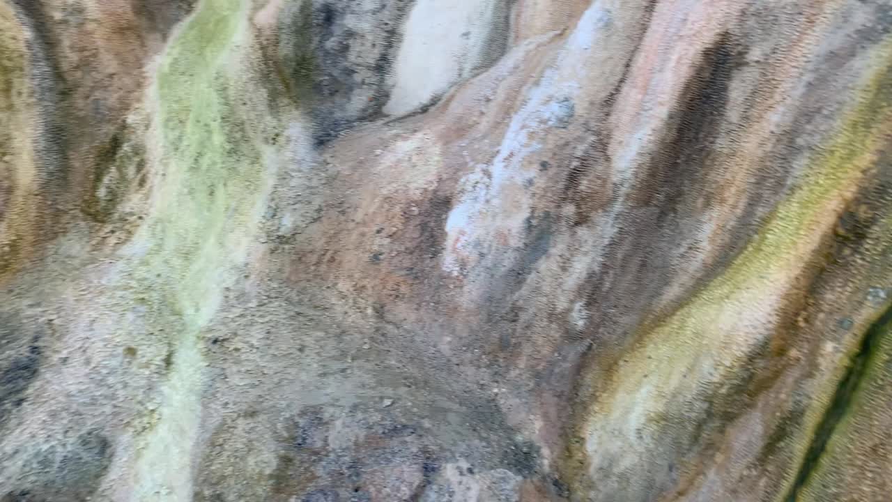 aguas termales en un día soleado