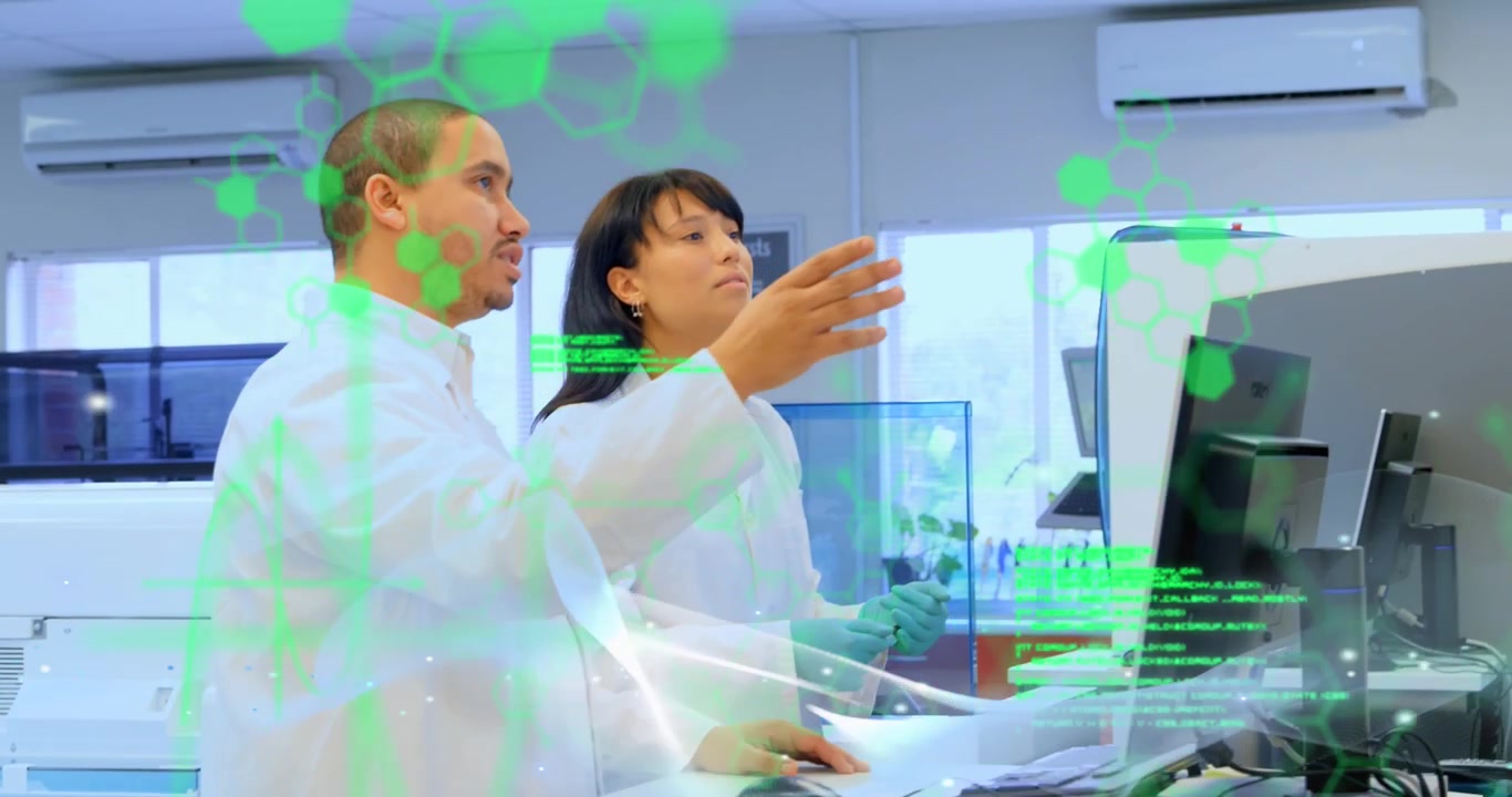 Animazione di elaborazione dati sovrapposta a diversi scienziati che parlano