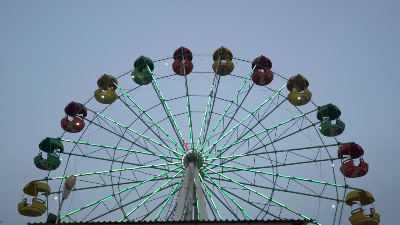 악마의 바 중간 저녁에 늦은 가을에