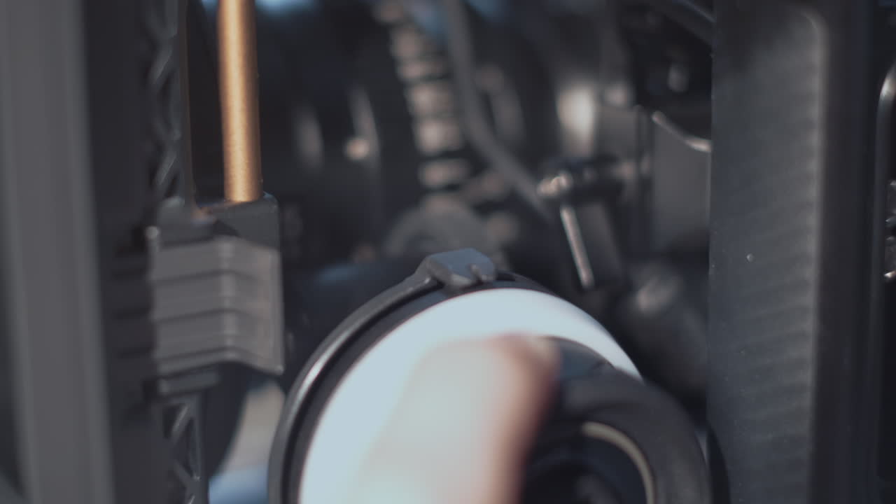 초점을 따라가는 전문 시네마 카메라의 초점 풀 - 닫기