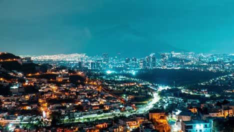 Timelapse-Nocturno-De-La-Ciudad-De-Monterrey-Mostrando-Autos-Pasando