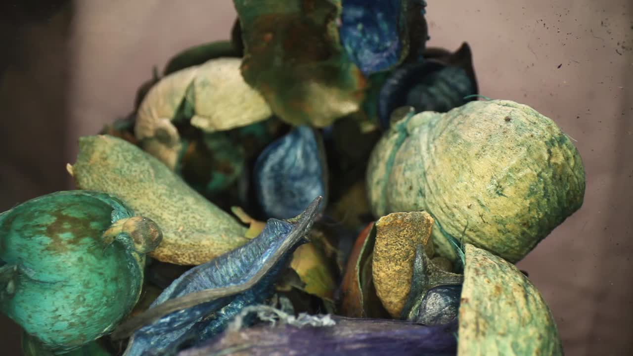 꽃병에 있는 파란색과 녹색 포푸리에서 빼내기