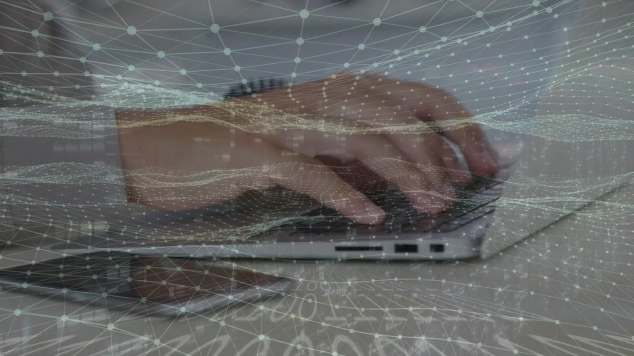 Mannelijke handen typen na hoveren, waarbij een geanimeerde mesh-overlay netwerkgegevens visualiseert op een laptop en telefoon.
