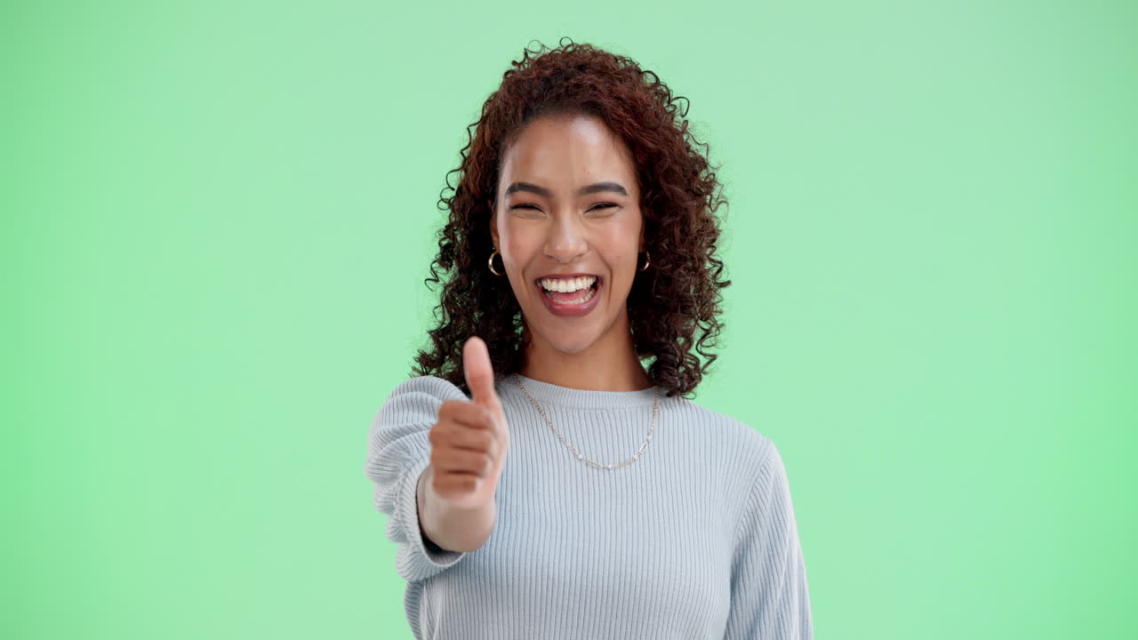 mujer dando pulgares hacia arriba