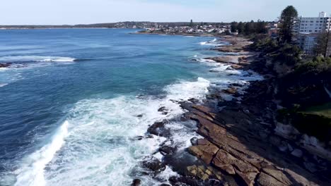 Drone-Aéreo-Disparado-Sobre-Punto-Rocoso-En-Cronulla,-Nsw-4k-30fps