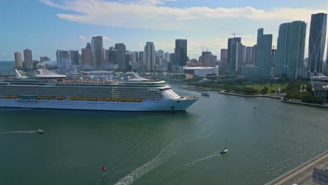 Kreuzfahrtschiff-Und-Uferpromenade-Von-Miami-Mit-Ikonischen-Gebäuden-Und-Verkehr-Auf-Der-Brücke