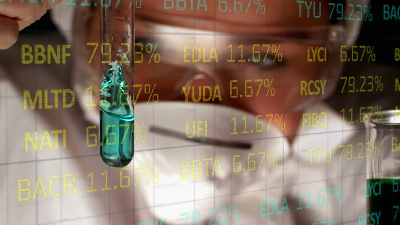 Uno scienziato analizza i dati del mercato azionario durante il COVID-19, tenendo in mano una provetta con liquido blu.