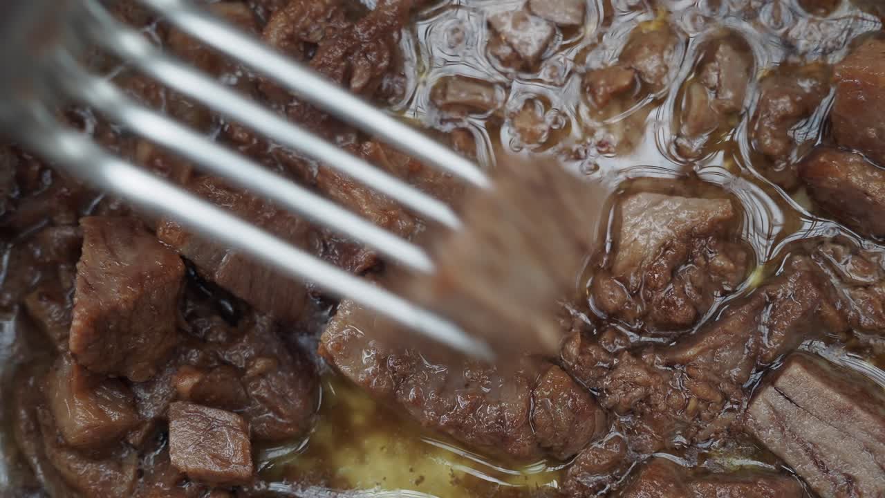 Frying cubed meat in a pan