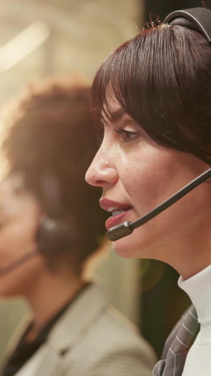 Addetto al servizio clienti che parla con le cuffie in ufficio