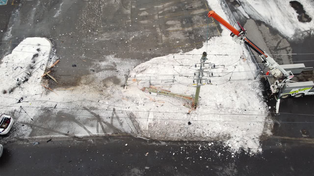 비상 대응: 온타리오 주 브램턴에서 자동차 충돌 후 전기 배선을 수리하는 크레인의 드론 영상