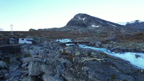 Ein-Wohnmobil,-Das-Einen-Fluss-In-Norwegen-überquert