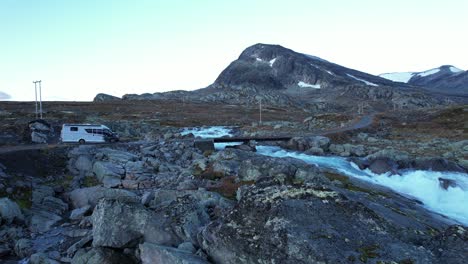 un rv cruzando un río en noruega