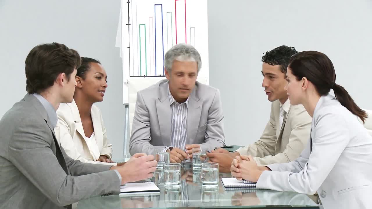 un ambicioso equipo de negocios tiene una reunión.