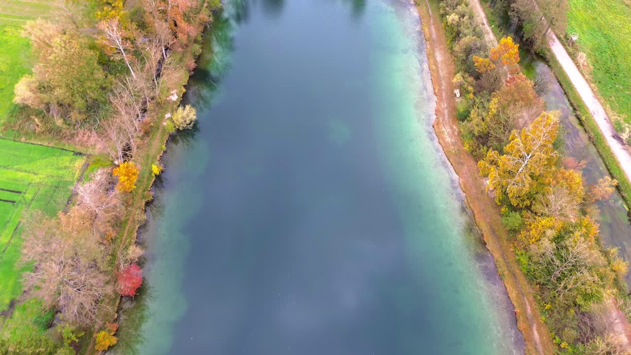 드론으로 촬영된 오턴 호수 해안선 4k 영상