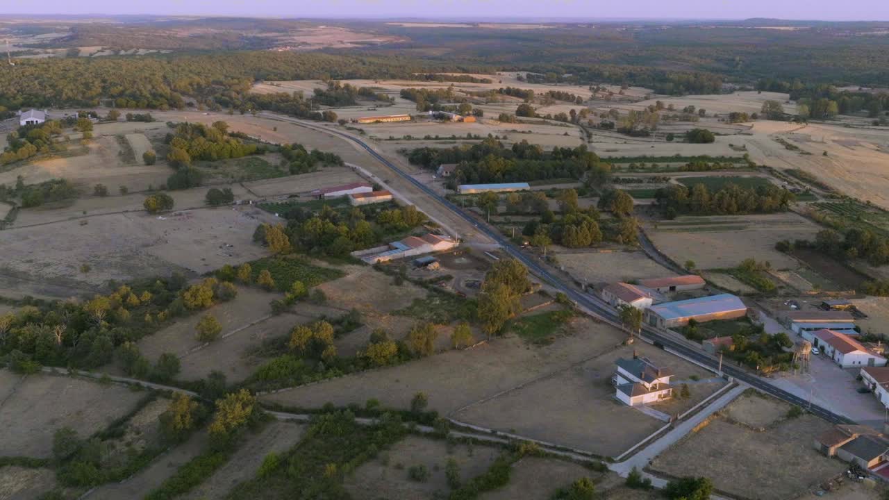 levantamiento aéreo que establece una toma de la españa rural con campos verdes y bosques