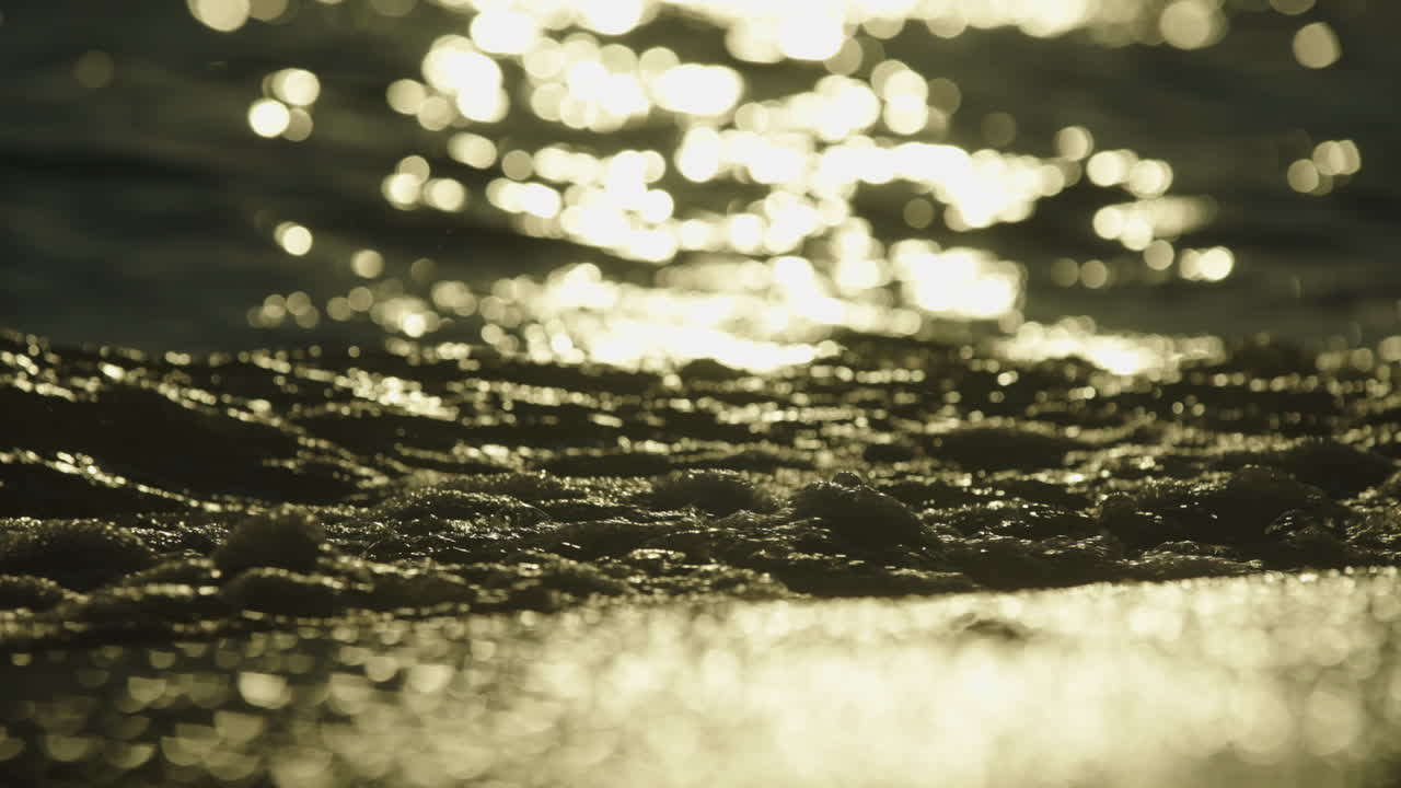 해가 지는 동안의 파도