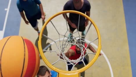 Jugadores-De-Baloncesto-Jugando-Baloncesto-4k